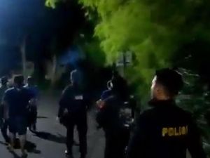 Tawuran Antarmahasiswa Unila Lampung, Saling Lempar Batu Tawuran Antarmahasiswa Unila Lampung, Saling Lempar Batu