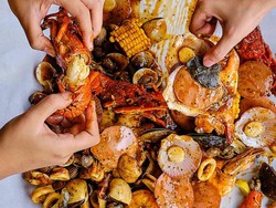 Puas Makan Kerang Kiloan Saus Padang di 5 Tempat Ini