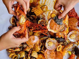 Puas Makan Kerang Kiloan Saus Padang di 5 Tempat Ini Puas Makan Kerang Kiloan Saus Padang di 5 Tempat Ini