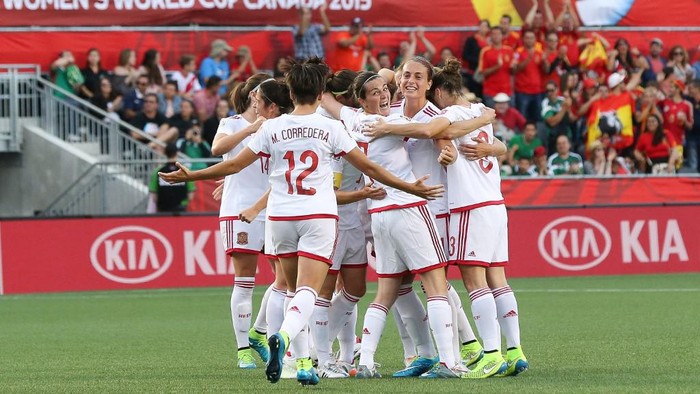 OTTAWA, ON - JUNE 17: Marta Corredera #12, Natalia Pablos #7 and Alexia Putellas #21 of Spain celebrate their first goal against Korea Republic with team mates during the FIFA Womens World Cup Canada 2015 Group E match between Korea Republic and Spain at Lansdowne Stadium on June 17, 2015 in Ottawa, Canada.   Andre Ringuette/Getty Images/AFP (Photo by Andre Ringuette / GETTY IMAGES NORTH AMERICA / Getty Images via AFP)