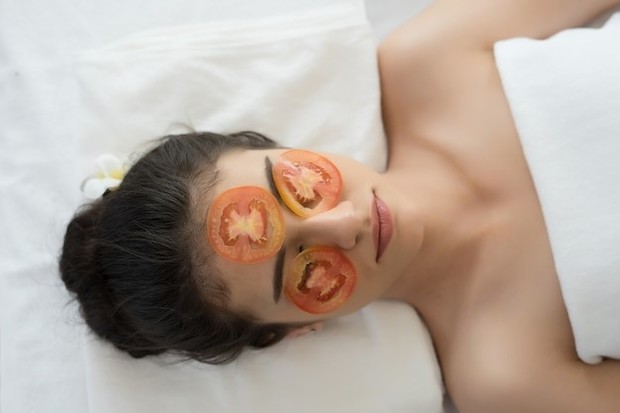 Tomato mask can help skin become softer and supple
