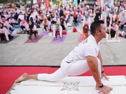 Anjasmara Jadi Instruktur Yoga, Begini Sederet Potret Aksinya