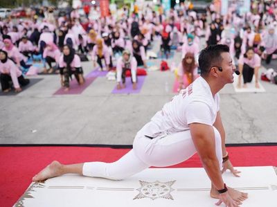 Anjasmara Jadi Instruktur Yoga, Begini Sederet Potret Aksinya