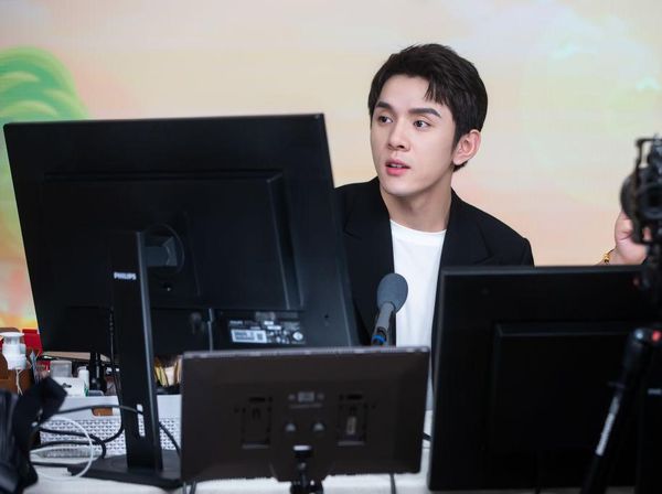 Ini Influencer Pria Paling Digilai di China, Jual Lipstik Laku Keras