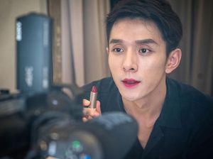 Raja Lipstik Kehilangan Jutaan Fans karena Komentarnya Soal Pensil Alis Raja Lipstik Kehilangan Jutaan Fans karena Komentarnya Soal Pensil Alis