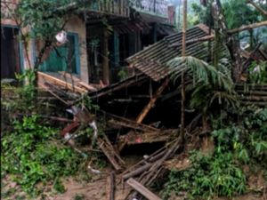 8 Rumah Hanyut Terbawa Banjir di Sukabumi 8 Rumah Hanyut Terbawa Banjir di Sukabumi