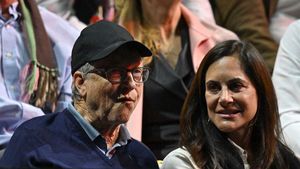 Kemesraan Bill Gates dan Pacarnya yang Kaya dan Dermawan