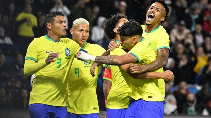 Brazils defender Marquinhos (C) celebrates with team mates after scoring a goal during the friendly football match between Brazil and Ghana at the Oceane Stadium in Le Havre, northwestern France on September 23, 2022. (Photo by Damien MEYER / AFP) (Photo by DAMIEN MEYER/AFP via Getty Images)