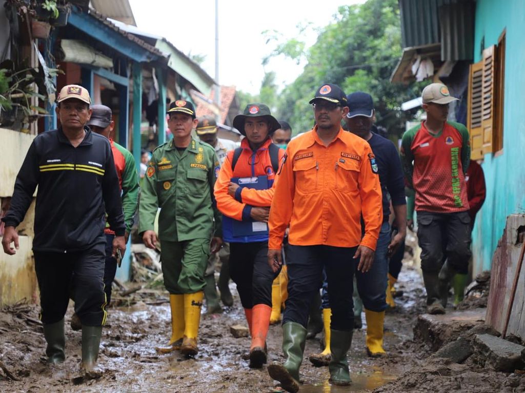 Wabup Garut Tinjau Lokasi Banjir dan Tanah Longsor di Desa Girimukti