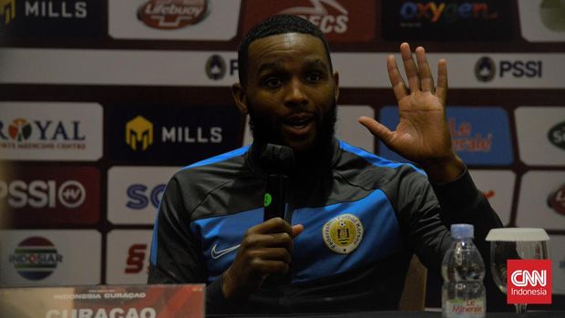 Pemain Curacao, Cuco Martina sedang menghadiri konferensi pers jelang duel Indonesia vs Curacao. (CNN Indonesia vs Abdul Susila)