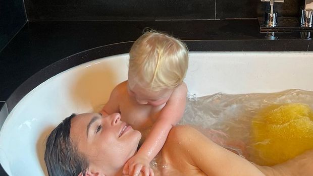 Emily Ratajkowski pose tanpa busana bareng anak.