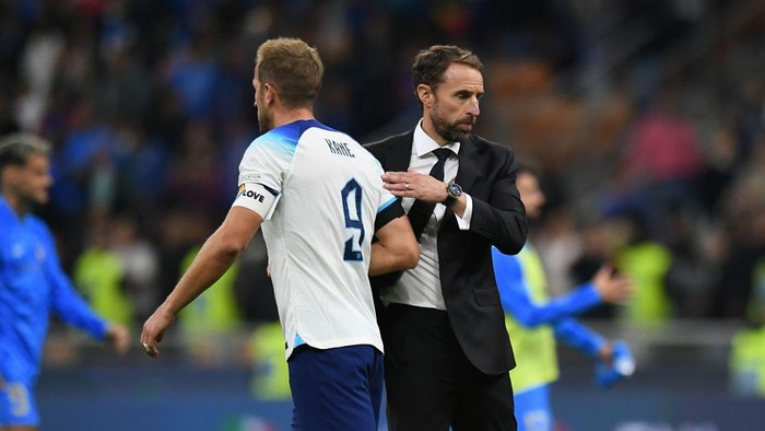 MILAN, ITALY - SEPTEMBER 23:  Gareth Southgate head coach of England and Harry Kane of England during the UEFA Nations League League A Group 3 match between Italy and England at San Siro on September 23, 2022 in Milan, Italy. (Photo by Alessandro Sabattini/Getty Images)