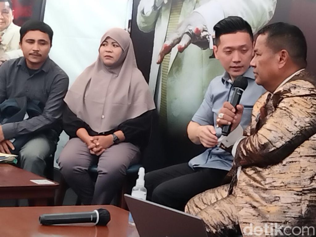 Hotman Sentil Kapolda Sulut saat Terima Aduan Ibu Bocah Manado di Surabaya