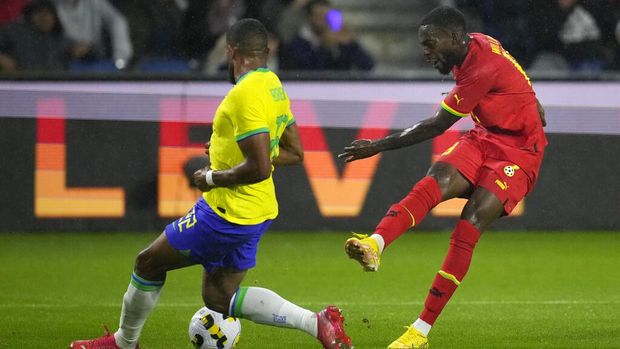 Ghana's Inaki Williams, right, attempts a shot at goal in front of Brazil's Gleison Bremer during the international friendly soccer match between Brazil and Ghana in Le Havre, western France, Friday, Sept. 23, 2022. (AP Photo/Christophe Ena)