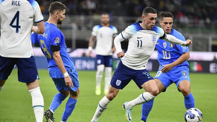 MILAN, ITALY, SEPTEMBER 23:
Phil Foden (2R), of England, and Giacomo Raspadori (R), of Italy, fight for the ball during the UEFA Nations League, League A Group 3 football match at the San Siro stadium between Italy and England in Milan, Italy, on September 23, 2022. (Photo by ISABELLA BONOTTO/Anadolu Agency via Getty Images)