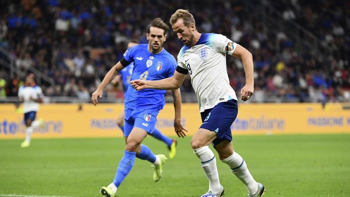 MILAN, ITALY, SEPTEMBER 23:
Harry Kane, of England, in action during the UEFA Nations League, League A Group 3 football match at the San Siro stadium between Italy and England in Milan, Italy, on September 23, 2022. (Photo by ISABELLA BONOTTO/Anadolu Agency via Getty Images)