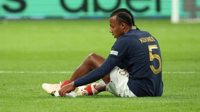 PARIS, FRANCE - SEPTEMBER 22: Jules Kounde #5 of Team France reacts after his injury the UEFA Nations League League A Group 1 match between France and Austria at  on September 22, 2022 in Paris, France. (Photo by Xavier Laine/Getty Images)