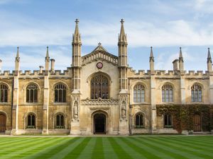 8 Kampus Tempat Keluarga Kerajaan Inggris Belajar, Raja Charles III - Pangeran Edward