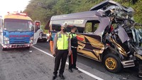 Minibus Maut Terseret Truk Fuso 2 Km Bawa Pensiunan Guru Ingin Liburan