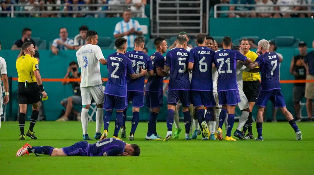 Para pemain Argentina langsung emosi begitu Messi dilanggar. Foto: Getty Images/Eric Espada