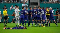 Teranyar, Argentina menang 3-0 atas Honduras di laga persahabatan pada Sabtu (24/9). Di momen itu, Lionel Messi dilanggar Deybi Flores sampai kesakitan menutupi muka. Sebab, bahunya Flores menghantam muka Messi (Getty Images)