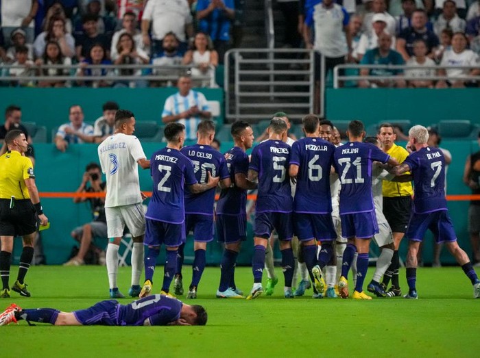 MIAMI GARDENS, FLORIDA - SEPTEMBER 23:  Forward Lionel Messi #10 of Argentina lies on the ground after being fouled during the first half of the international friendly match between Honduras and Argentina at Hard Rock Stadium on September 23, 2022 in Miami Gardens, Florida. (Photo by Eric Espada/Getty Images)