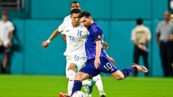 Argentinas Lionel Messi (R) vies for the ball with Hondurass Hector Castellanos (L) during the international friendly match between Honduras and Argentina at Hard Rock Stadium in Miami Gardens, Florida, on September 23, 2022. (Photo by CHANDAN KHANNA / AFP) (Photo by CHANDAN KHANNA/AFP via Getty Images)