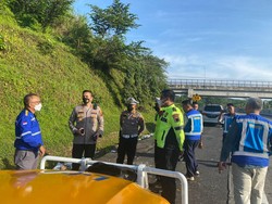 Minibus Tabrak Truk Tewaskan 5 Orang di Tol Bawen, Diduga Sopir Mengantuk