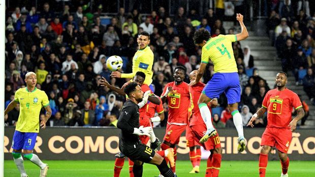 Brazil's defender Marquinhos heads the ball to score a goal during the friendly football match between Brazil and Ghana at the Oceane Stadium in Le Havre, northwestern France on September 23, 2022. (Photo by Damien MEYER / AFP) (Photo by DAMIEN MEYER/AFP via Getty Images)