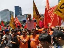 Massa Buruh dan Petani Demo di Patung Kuda, Ini 3 Tuntutannya