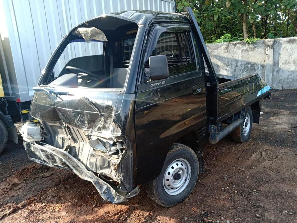Mobil Pikap Terbalik usai Gagal Nyalip di Serang, 10 Penumpang Terpental
