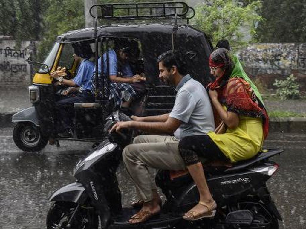 36 Orang Tewas di India Akibat Hujan Deras-Tersambar Petir
