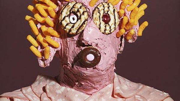 Ngeri-ngeri Sedap! 10 Tampilan Manusia yang Dilapisi Aneka Makanan