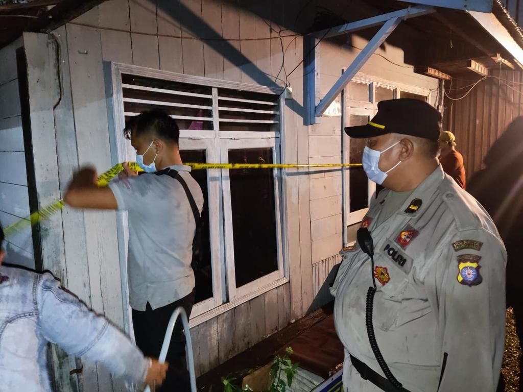 Polisi Kantongi Identitas Pria Bergolok Sebelum Pasutri di Kalteng Tewas Polisi Kantongi Identitas Pria Bergolok Sebelum Pasutri di Kalteng Tewas