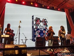 Alumni SMPN 1 Majalengka Luncurkan Buku Kisah Kasih Putih Biru