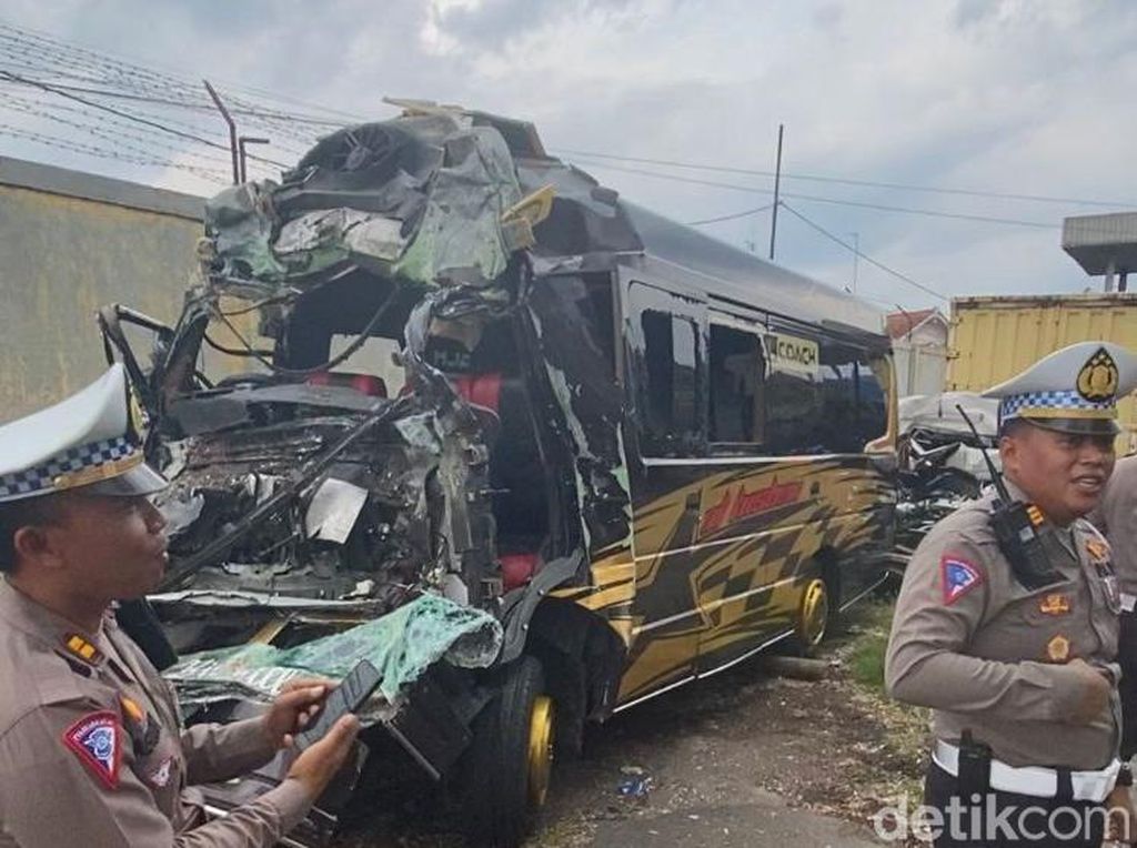 Korban Kecelakaan Maut Tol Bawen Bertambah 2, Total 7 Orang Tewas Korban Kecelakaan Maut Tol Bawen Bertambah 2, Total 7 Orang Tewas