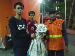 Ngeri, Petugas Kebersihan di Makassar Temukan Ular Sanca di Kantong Plastik