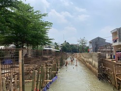 Dilema Pekerja Tanggul Antibanjir di Tangsel, Proyek Belum Kelar Kena Banjir