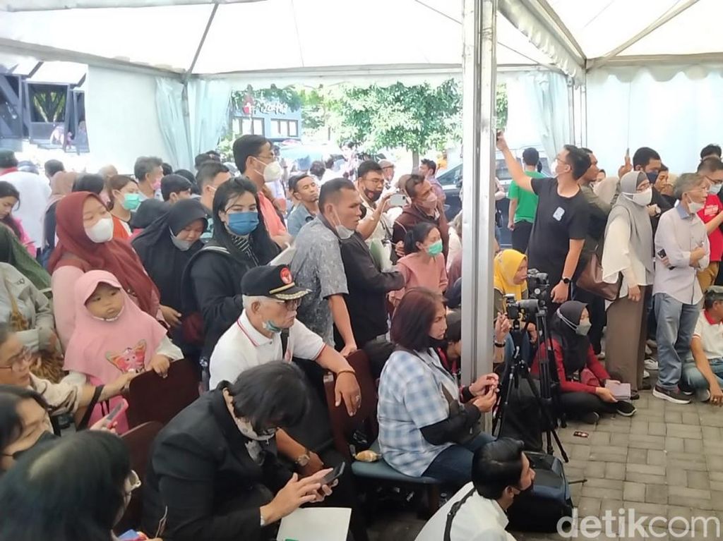 Ratusan Orang di Surabaya Wadul Hotman, dari Tuduhan Pelakor hingga Perkosaan
