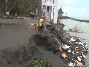 9 Rumah di Pesisir Pantai Selatan Lumajang Ambruk Diterjang Abrasi