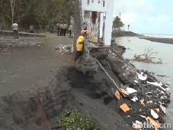 9 Rumah di Pesisir Pantai Selatan Lumajang Ambruk Diterjang Abrasi