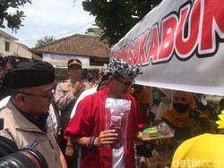 Kunjungi Ekraf di Sukabumi, Sandiaga Diserbu Emak-emak yang Minta Selfie