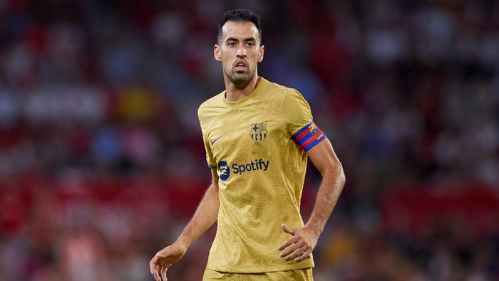 SEVILLE, SPAIN - SEPTEMBER 03: Sergio Busquets of FC Barcelona looks on during the LaLiga Santander match between Sevilla FC and FC Barcelona at Estadio Ramon Sanchez Pizjuan on September 03, 2022 in Seville, Spain. (Photo by Fran Santiago/Getty Images)