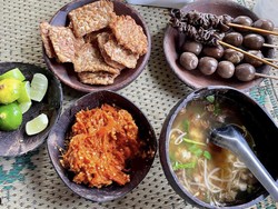 Slurpp! Gurih Segar Soto Bathok Rp 6 Ribu Racikan Mbah Karto