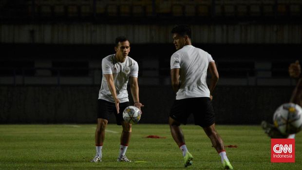 Egy Maulana Vikri dan M Rafli tengah berlatih jelang duel Indonesia vs Curacao di Stadion Gelora Bandung Lautan Api (GBLA). (CNN Indonesia/Abdul Susila)