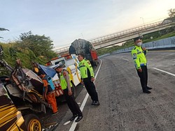 Minibus Maut di Tol Bawen Bawa Pensiunan Guru Pasuruan, Mau Liburan ke Semarang