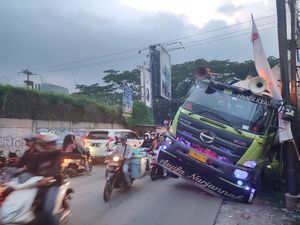 Truk Amblas Senggol Dinding SD di Babakan Madang Bogor, Lalin Tersendat