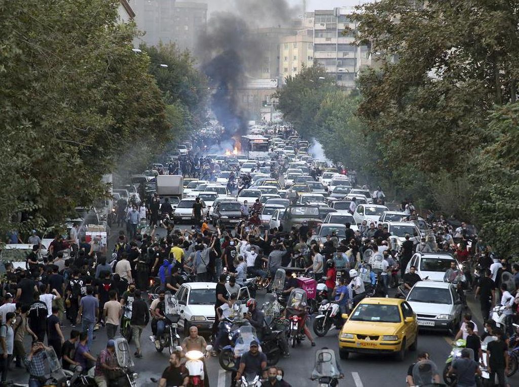 Unjuk Rasa Terus Meluas, Iran Bubarkan Polisi Moral!