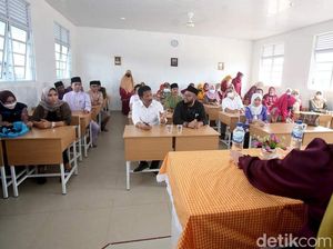 Akhirnya Siswa SD Negeri di Batam Bisa Belajar Pakai Kursi-Meja Akhirnya Siswa SD Negeri di Batam Bisa Belajar Pakai Kursi-Meja