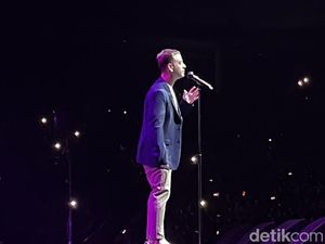 Manisnya Penampilan Dave Moffatt Buka Konser Westife di SICC Manisnya Penampilan Dave Moffatt Buka Konser Westife di SICC